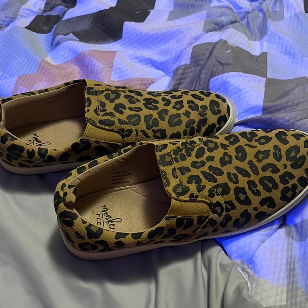 Women’s monkey feet canvas shoes.